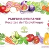 Première de couverture du livre Parfums d'enfance - Recettes de l'Écolothèque : illustrations de fruits, légumes, fleurs, champignons, bouteille d'huile, gâteau, plantes, épis de blé entourant le titre du livre et le logo de l'Écolothèque