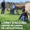Première de couverture du livret d'accueil du centre de loisirs de l'Écolothèque avec une photo sur laquelle des enfants  accompagnés d'une animatrice mènent des ânes avec leur licol et leur longe
